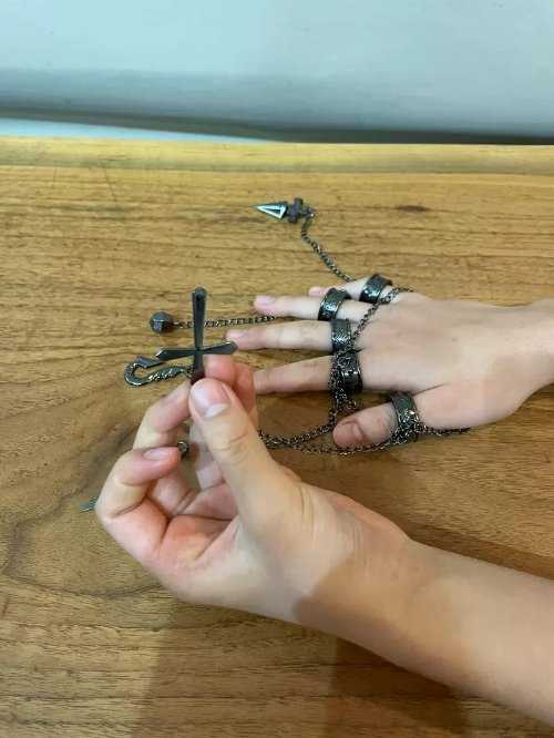 日本妈妈吐槽女儿随时戴着酷拉皮卡的锁链 网友:中二病 默默守候就好了