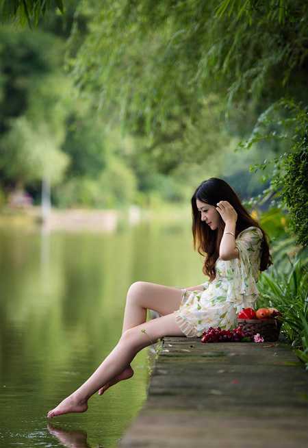 Photoshop打造唯美的古典淡绿色外景人物图片